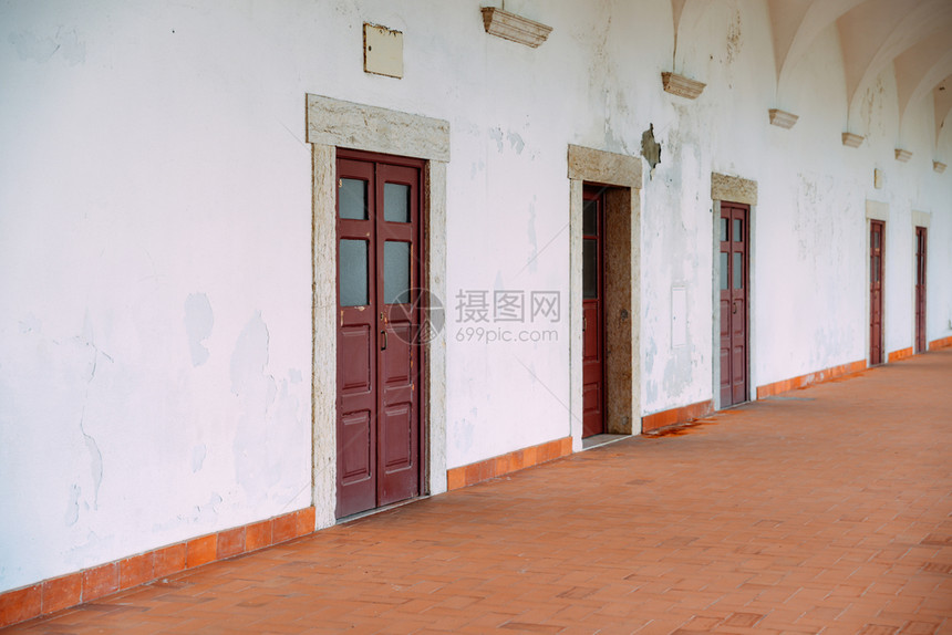 储物柜红色风化木门葡萄牙里斯本红风化木门在葡萄牙里斯本被俘获粉饰门口图片