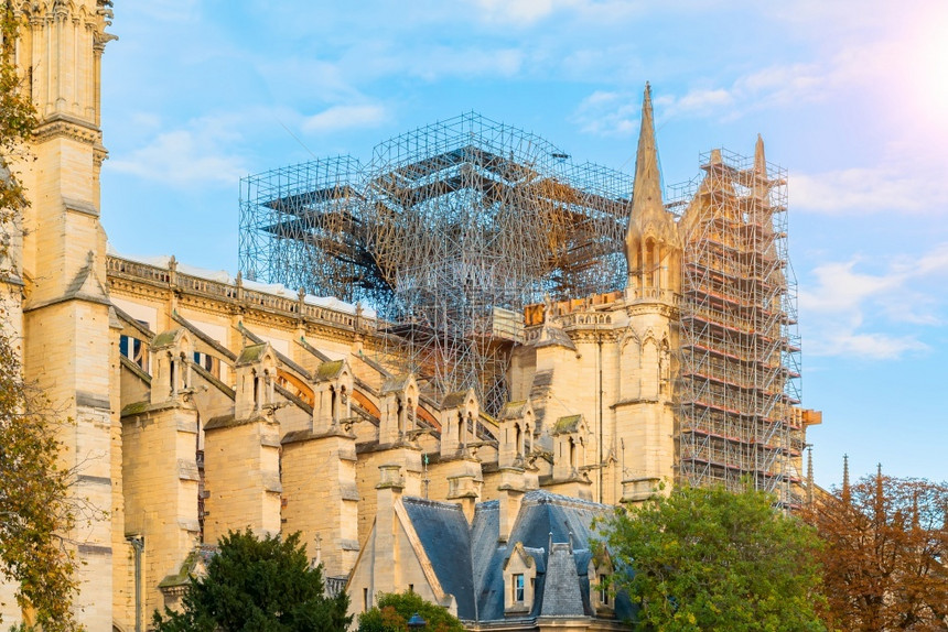 巴黎人城市景观圣母院大教堂法国重建工程在哥特式大教堂的屋顶巴黎圣母院大教堂法国重建工程在哥特式大教堂的屋顶历史图片
