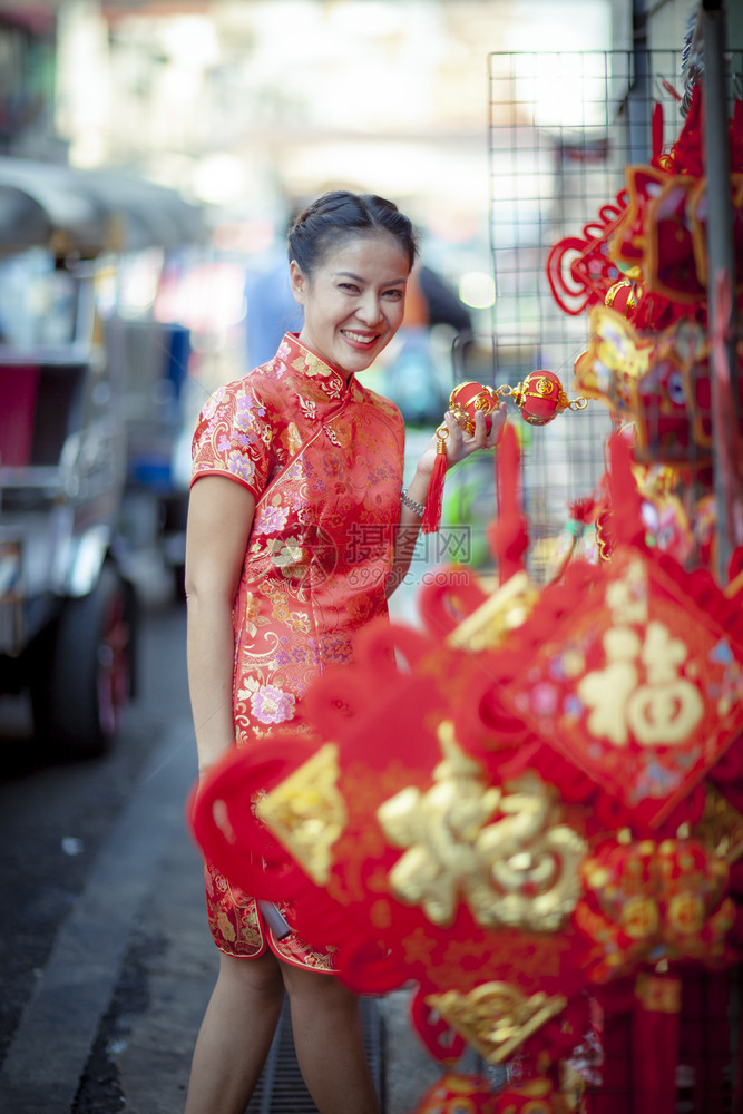 淑女身着传统服装的妇女与竹子粉丝在Yaowarat街Chipa镇Bangkokthailand笑脸惊喜好的图片