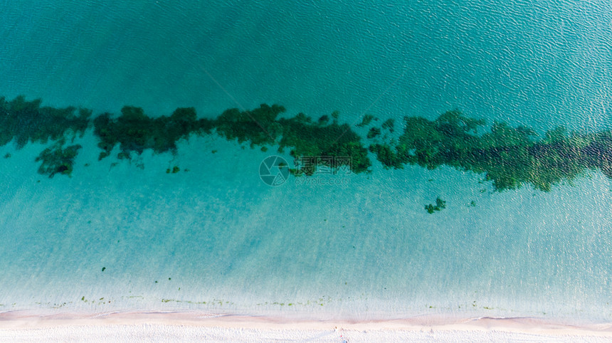 空中观视海浪在滩上坠落没有无人驾驶机拍摄的水面上没有人们的阳光闪耀镜头崩溃海岸线图片