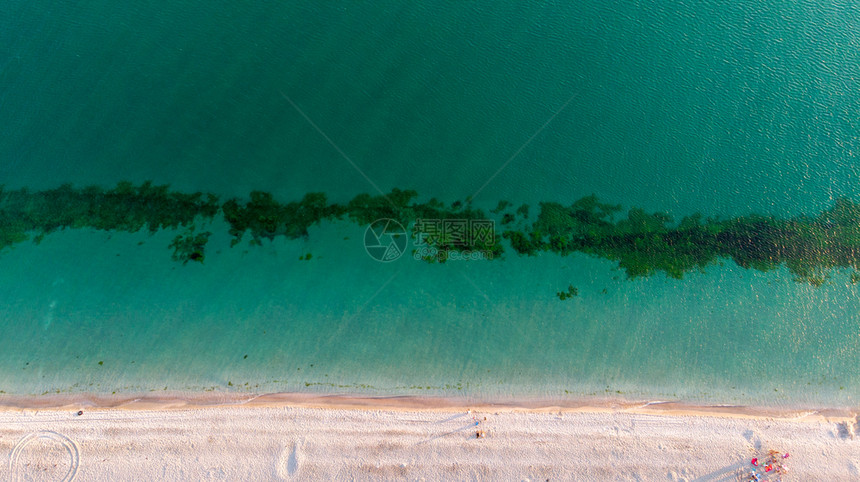 冲浪自然空中观视海浪在滩上坠落没有无人驾驶机拍摄的空中观视海浪在滩上坠落水面没有人们的阳光闪耀海岸图片