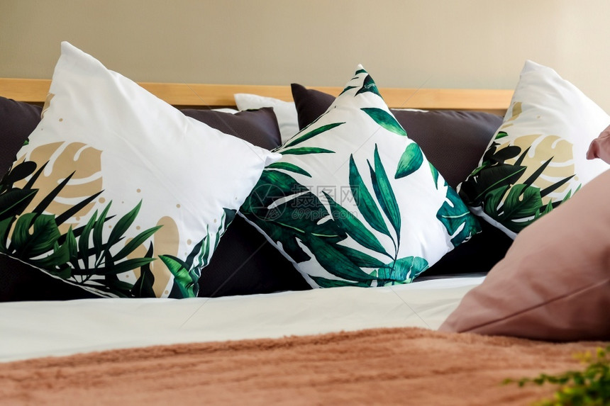 浅褐色的装饰风格现代白色床和枕头在早晨的心情中内衣装饰家图片