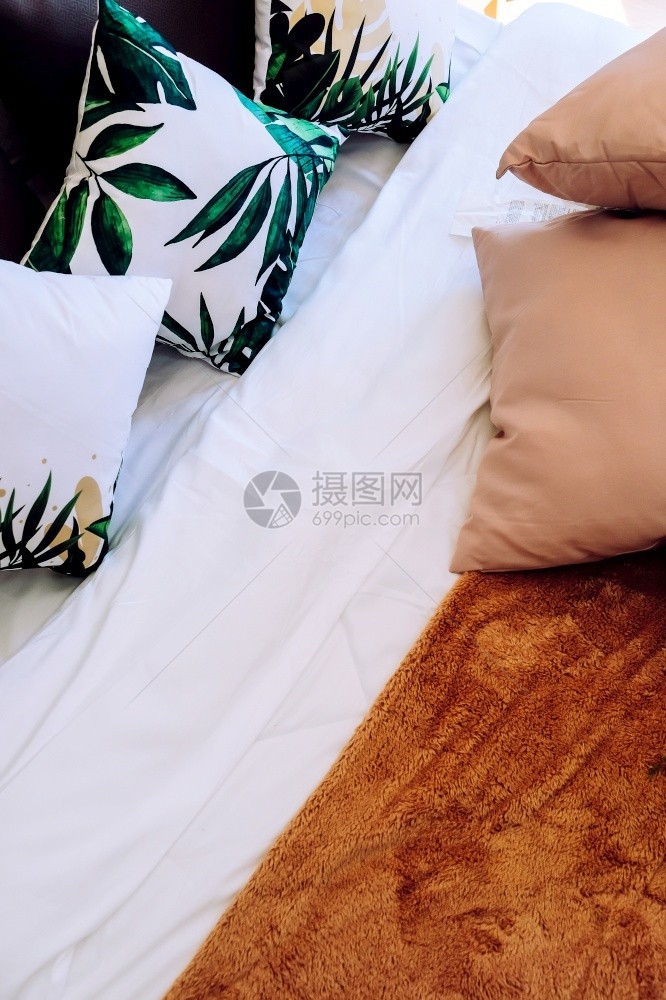 毯子奢华现代白色床和枕头在早晨的心情中内衣装饰卧室图片