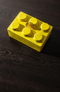 订金目的投资黄盒和比特币硬在顶层储蓄和加密货币概念中黑背景室环境灯光图片