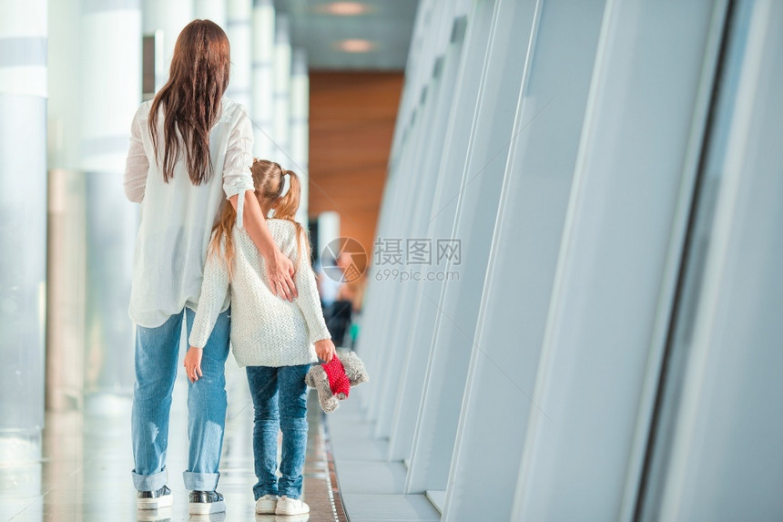 目前带着小女孩在等机场图片