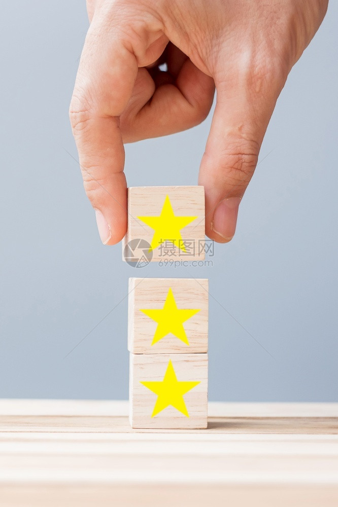 受欢迎的手持带有星号符的木块客户评论反馈级排名和服务理念商业在线的图片