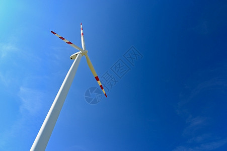 蓝天下的电力风车图片