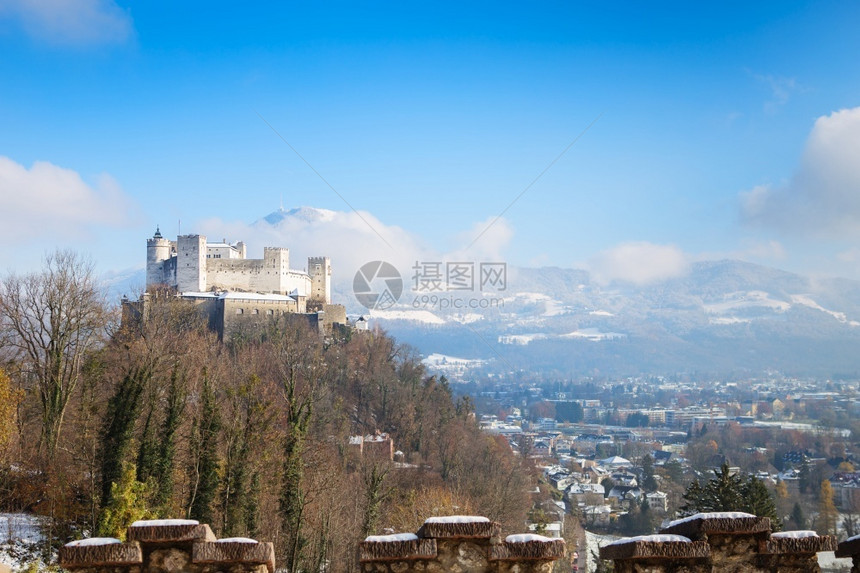 建筑学历史的冬季与费斯东霍亨萨尔茨堡在的天空线上美丽景色奥地利阿尔卑斯山图片