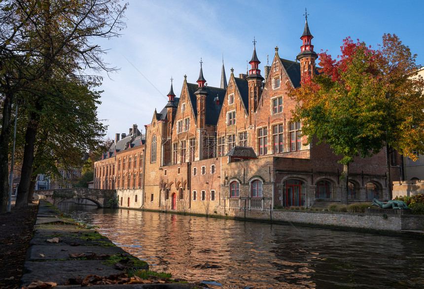 城市景观比利时布鲁日频道的清晨情调拂晓河图片