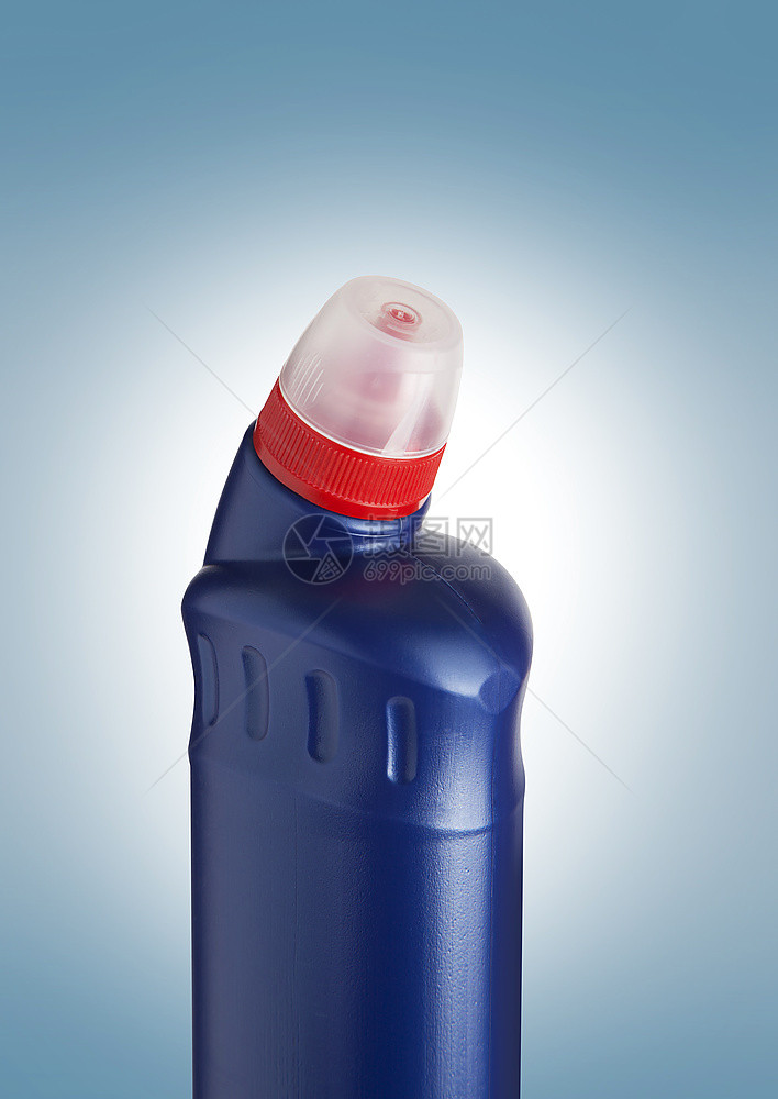 蓝色塑料瓶用于液体洗衣涤剂清洁漂白或织物柔软以及剪切路帽阴影裁图片