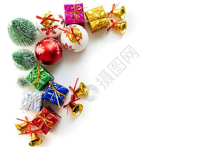 圣诞节背景概念圣诞礼物盒和树有金铃松锥白底红的球顶视图牛皮纸盒子火花图片