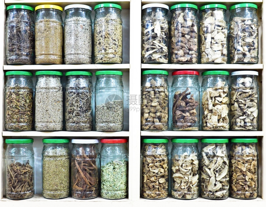 莫罗科马拉凯什省草药店架子上玻璃罐头装有药用和烹饪草香料粉末薄片有机的图片