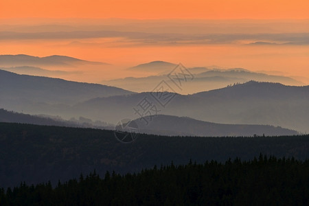 日出时层峦叠嶂的山脉高清图片