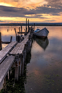 和平颜色湖边风景日落的令人惊异情绪在木码头垂直视线上有船户外图片
