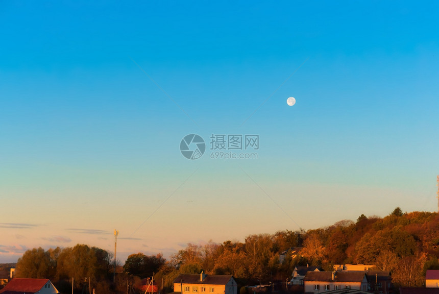 植物群建筑村里的黎明城市上空的满月城市上空的满月村里黎明反射图片