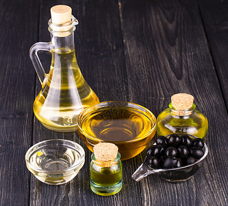 植物新鲜的小碗和装有橄榄油的瓶子小碗和装有橄榄油的瓶子品尝图片