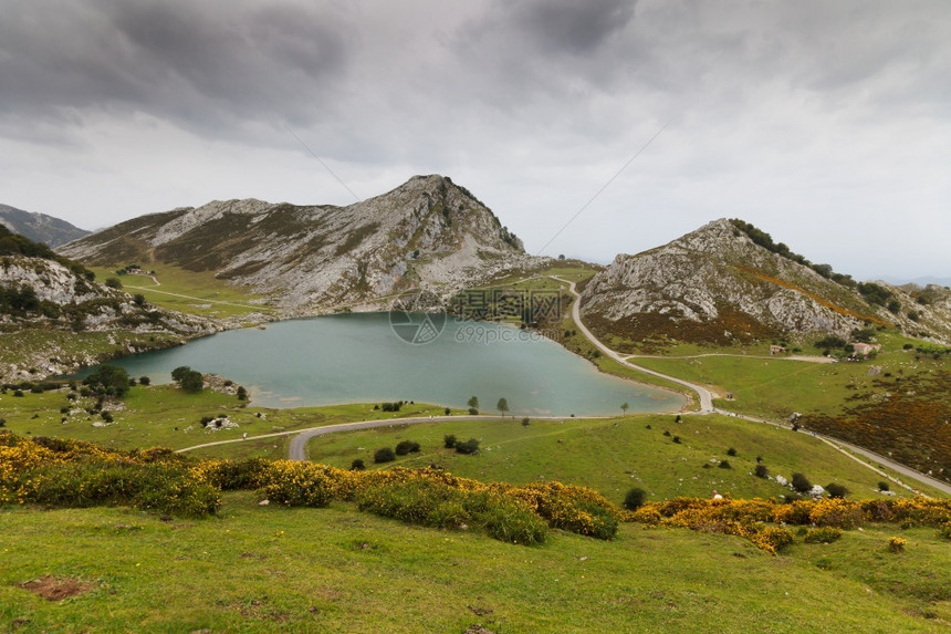 爬坡道极美湖埃诺尔一个著名的湖科瓦东加阿斯图里亚西班牙爱诺尔湖岩石景观图片