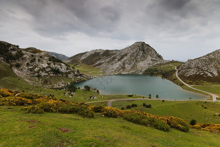 烯醇旅游颜色极美湖埃诺尔一个著名的湖科瓦东加阿斯图里亚西班牙爱诺尔湖图片