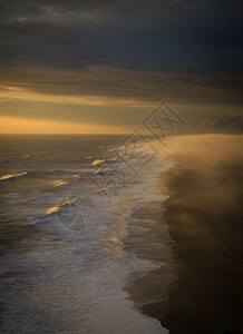 海洋欧洲雪地南海岸日落美景在海滩上雾密的黑沙图片