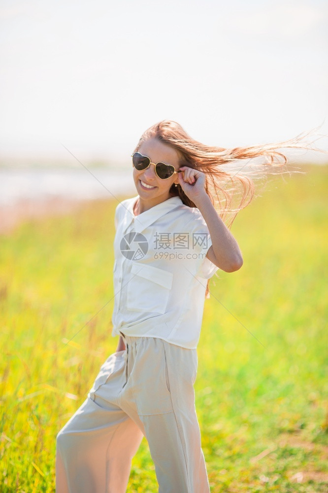 岛旅游在拉多加湖的海滩上散步小美女孩在热带海滨玩得开心的年轻漂亮女孩俄罗斯图片