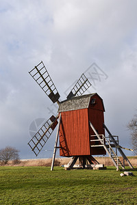 传统的老旧木制风车瑞典奥兰岛的标志波罗海日风岛象征为了天背景图片