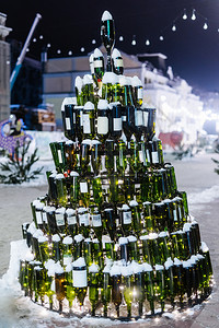 葡萄酒庆典喜的基辅新年博览会用酒瓶做的圣诞树图片