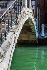 靠近意大利威尼斯的旧理石桥和白色风景游客欧洲图片