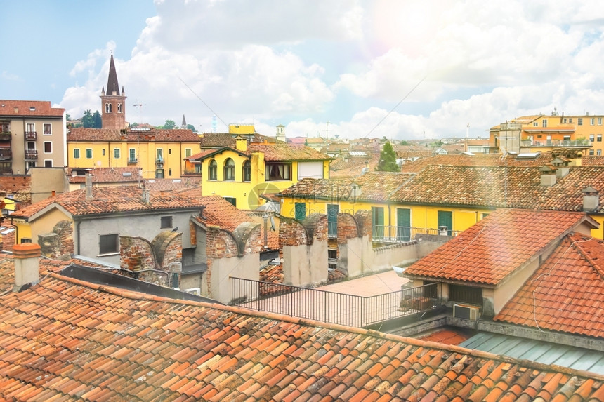 著名的夏天塔意大利维罗纳市的屋顶住房图片