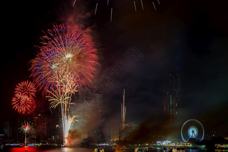 周年纪念日夜晚河上美丽的烟花晚上在夜幕下举行庆祝活动天空图片