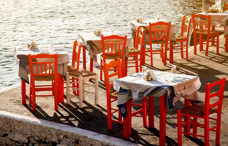 希腊传统餐厅桌暑假概念希腊传统餐桌杯子新鲜的美丽图片