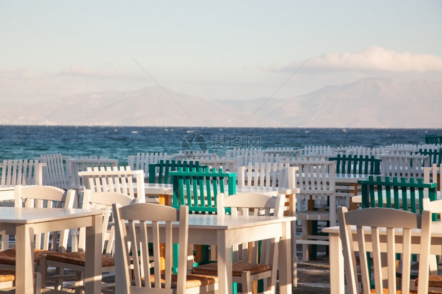 白色的希腊传统餐厅桌暑假概念希腊传统餐桌的喝图片