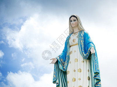 怜悯处女圣母玛利亚神像蓝天背景的色空基督图片