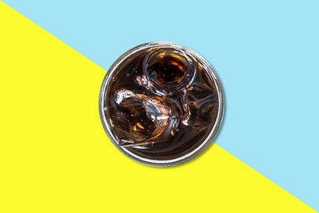 威士忌酒柠檬苏打水上两块冰石最低概念清爽背景图片