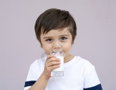 在喝牛奶的小男孩图片