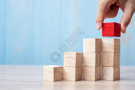 木制的成功商业规划风险管理解决方案战略不同和独特概念等业务规划解决办法不同和独特概念的建筑上安装或拉扯红色木块目标背景