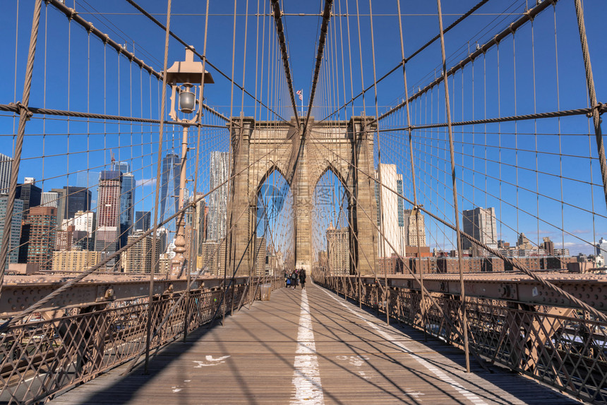 游客建筑学清晨布鲁克林桥美国市中心天线建筑和带有旅游概念的建筑景观图片