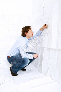 精确的蹲着交叉引用使计算器技术图纸的量和容度以工业设计程师算利用仪法技术图纸的测量和容度背景图片