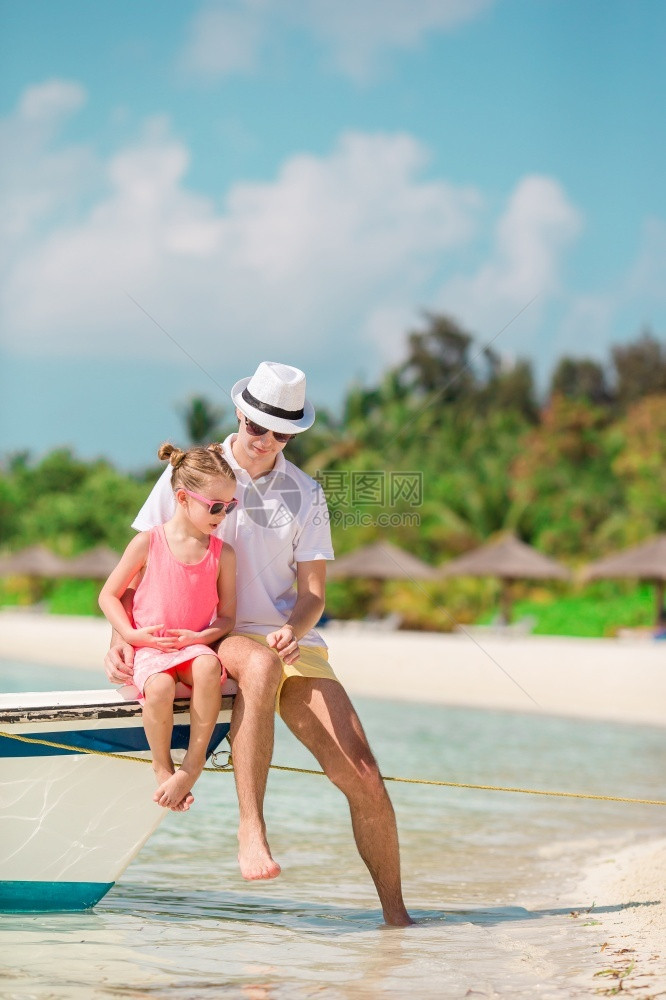 海岸线爸父亲和小孩在海滩上家庭享受海滩度假快乐的父亲和他可爱女儿在热带海滩玩得开心欢乐快情感图片