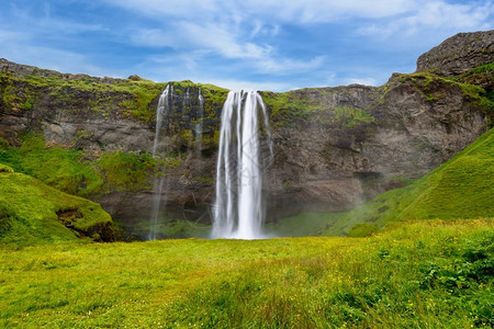 南冰岛州夏日的塞尔杰兰斯福有选择地关注流动塞里雅兰瀑布落下背景图片