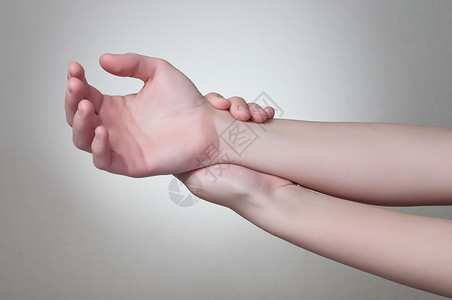 手臂前一种位年轻女触摸着她痛苦的手腕高清图片