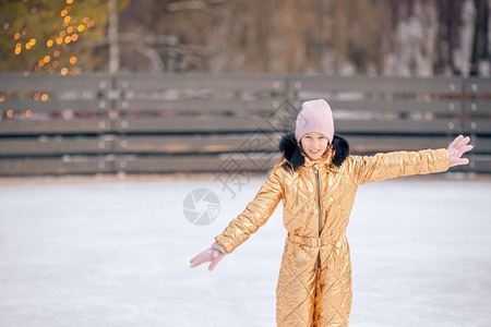 在户外雪地上玩耍的女孩图片