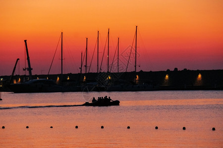 意大利埃尔巴岛马西亚纳小港口日落时与人们搭乘的船意大利语晚上马尔恰纳背景