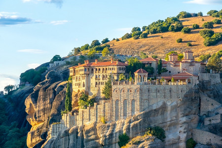 鲁梅利旅游悬崖文化希腊太阳夏日在梅托拉大石头修道院岩上的希腊大修道院背景