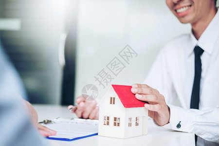 粘合向客户提供住房并签署协议合同的销售代理商保险房概念金融文书工作图片