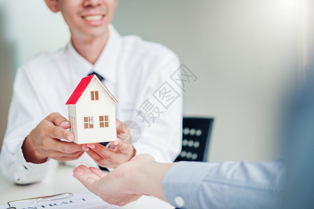 向客户提供住房并签署协议合同的销售代理商保险房概念预算卖方贷款图片