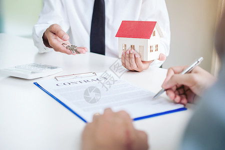 管理贷款解决方案向客户提供住房并签署协议合同的销售代理商保险房概念图片