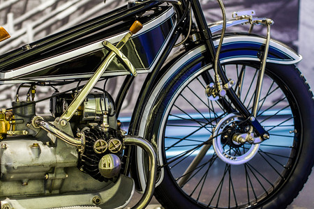 老式宝马系列黑色的旧式摩托车有擦光零件老旧轮车和开机德语引擎背景