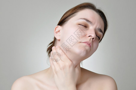 喉咙受伤疼痛的女性图片