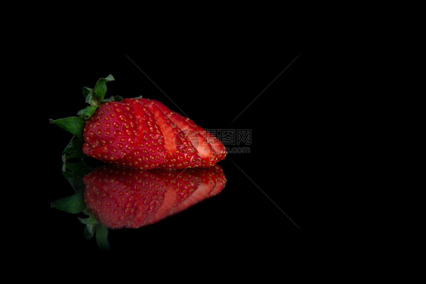饮食营养美味的切片草莓有文字位置黑色背景一片草莓黑背景一片草莓黑背景有复制空间图片