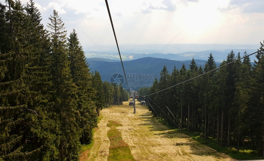 地平线风景在KrkonoseGiantMount公园CernaHora山上带有电缆汽车的线路户外图片